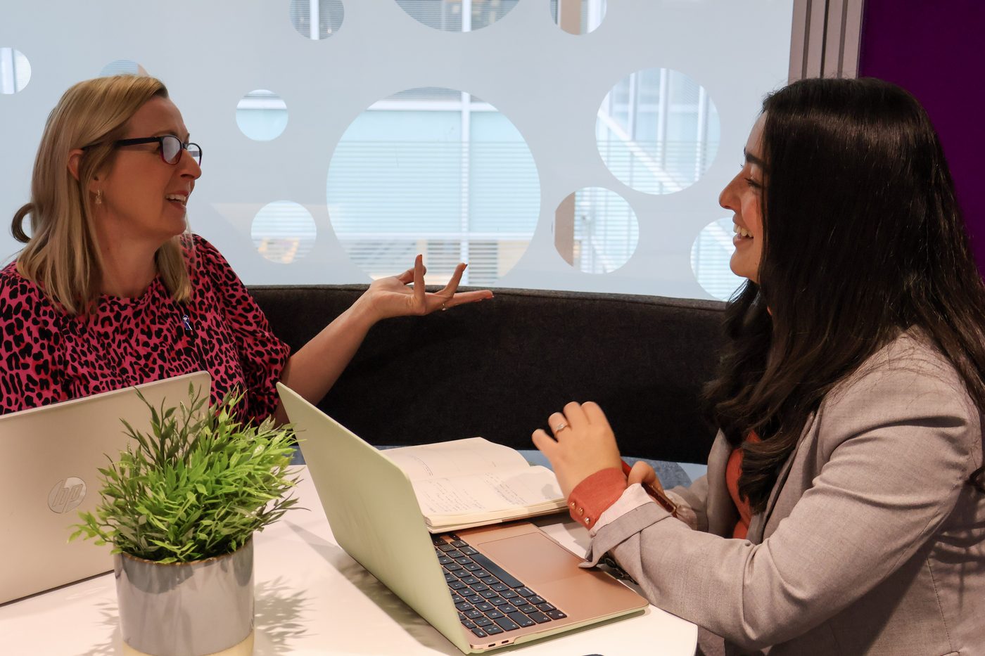 Abril in a 1:1 consultancy session