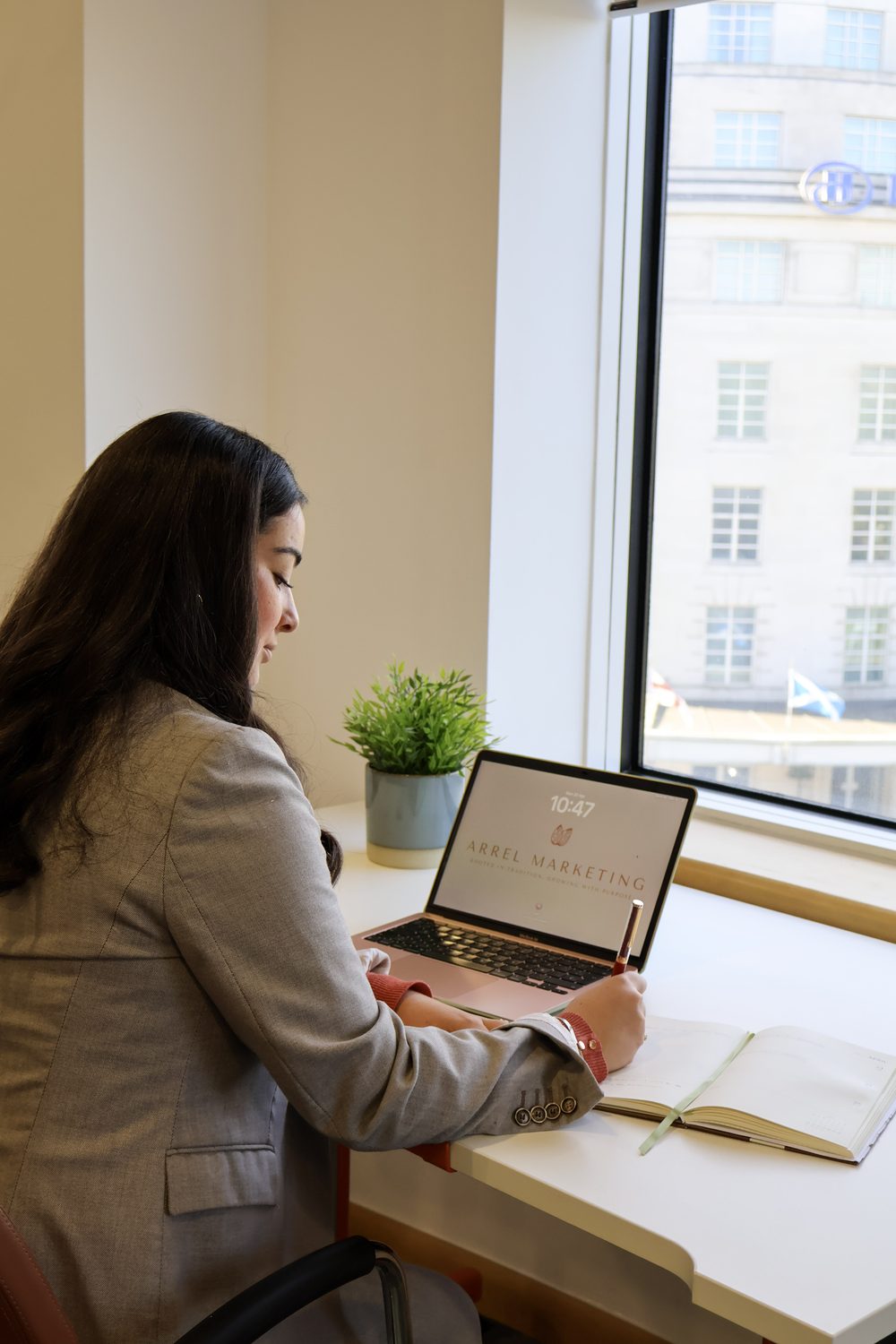Abril planning content at her desk